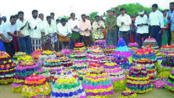 బతుకమ్మ సంబరాలలో మహిళలతో పాటు పురుషులు బతుకమ్మ సంబరాలలో మహిళలతో పాటు పురుషులు