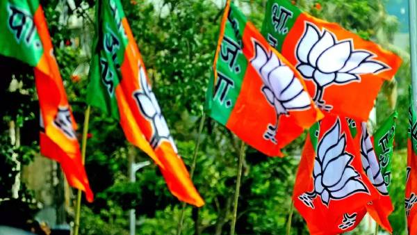 ఎమ్మెల్యేల కొనుగోళ్ళ ఆరోపణలతో డిఫెన్స్ లో పడిన బీజేపీ 