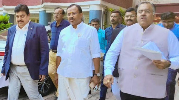 KCR is encouraging Fake voters in Munugodu.BJP leaders Complaint to the CEC