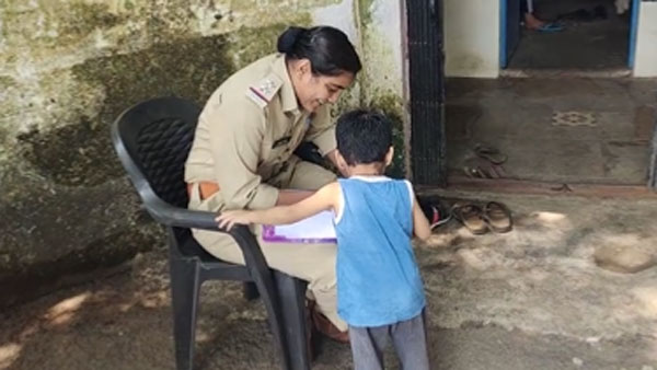 అమ్మ పెడుతున్న కాటుక నచ్చదు..
