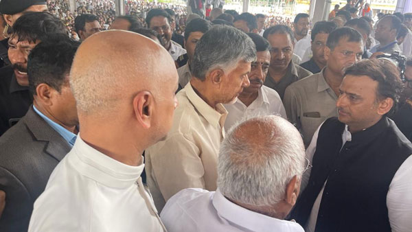 సోషల్ మీడియా పోస్టులతో..