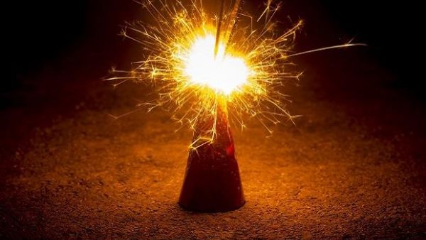 గాల్లో టపాసులు గాల్లో టపాసులు