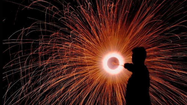 బీరు బాటిల్ లో లక్ష్మీ టపాసులు బీరు బాటిల్ లో లక్ష్మీ టపాసులు