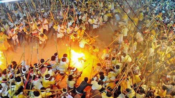 రక్తసిక్తమైన దేవరగట్టు కర్రల సమరం.. 50 మందికి పైగా గాయాలు 
