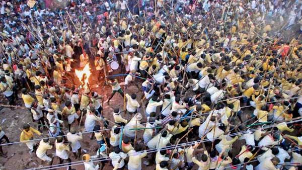 కర్రల సమరం లో హింస .. ఆపలేకపోతున్న అధికారులు 