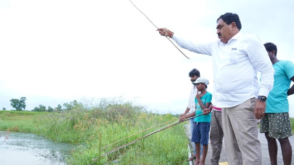 గాలం తీసుకుని చేపల వేటకు వెళ్ళిన మంత్రి ఎర్రబెల్లి గాలం తీసుకుని చేపల వేటకు వెళ్ళిన మంత్రి ఎర్రబెల్లి