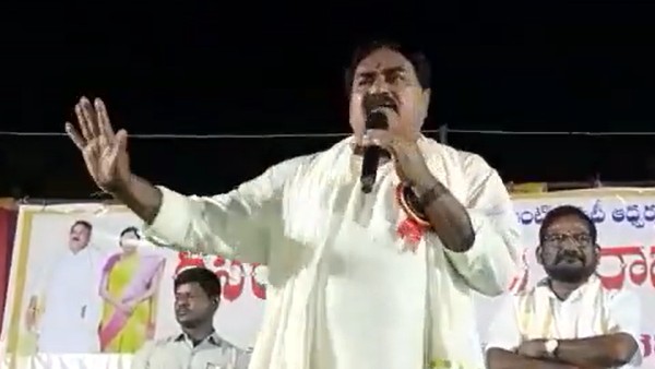 సోషల్ మీడియాలో వైరల్ గా మంత్రి వీడియో.. టార్గెట్ చేస్తున్న ప్రతిపక్షాలు సోషల్ మీడియాలో వైరల్ గా మంత్రి వీడియో.. టార్గెట్ చేస్తున్న ప్రతిపక్షాలు