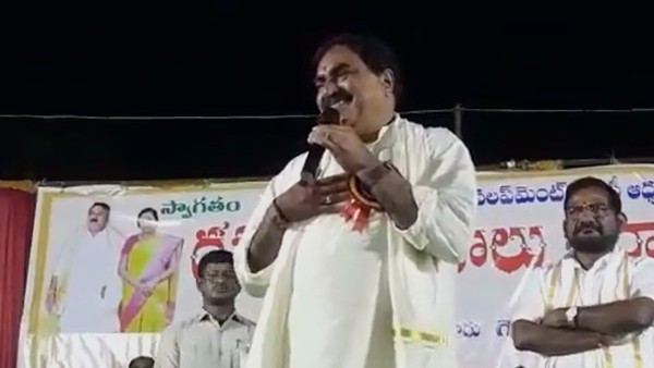మీ ముఖ్యమంత్రి పెట్టిన పార్టీపేరు గుర్తు పెట్టుకోవాలని బీజేపీ, కాంగ్రెస్ నేతల హితవు మీ ముఖ్యమంత్రి పెట్టిన పార్టీపేరు గుర్తు పెట్టుకోవాలని బీజేపీ, కాంగ్రెస్ నేతల హితవు