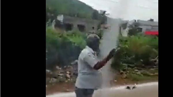 రాకెట్లను పట్టుకొని..