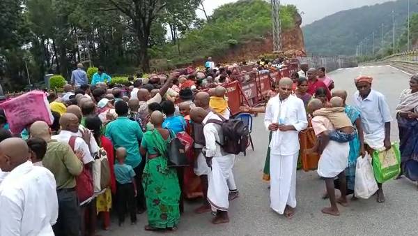Heavy Crowd of devotees in Tirumala Heavy Crowd of devotees in Tirumala