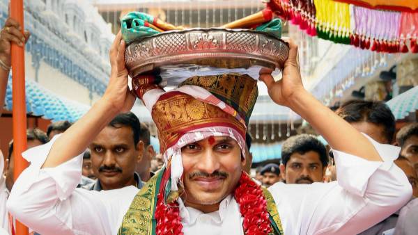 ఓదార్పు యాత్ర సమయంలో నడక..