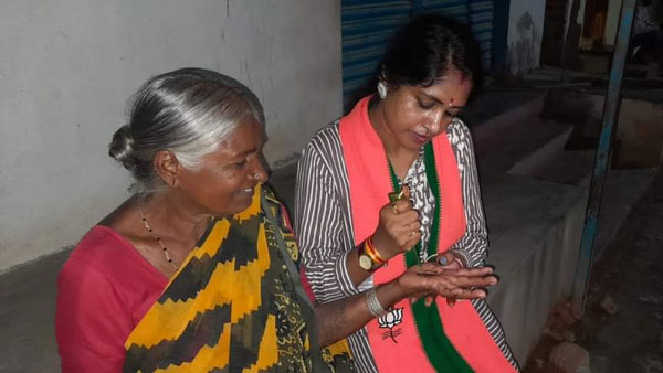 గడపగడపకు తిరుగుతూ .. గోరింటాకుతో చేతిలో కమలం గడపగడపకు తిరుగుతూ .. గోరింటాకుతో చేతిలో కమలం