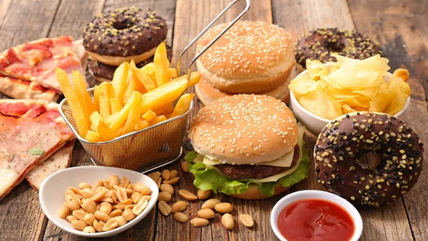 జంక్ ఫుడ్ తినటం వల్ల ఒబేసిటీ,చర్మ సమస్యలు, గుండె జబ్బులు జంక్ ఫుడ్ తినటం వల్ల ఒబేసిటీ,చర్మ సమస్యలు, గుండె జబ్బులు