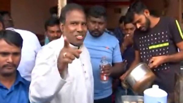 మిఠాయి పంచి, కోమటిరెడ్డికి షేక్ హ్యాండ్ మిఠాయి పంచి, కోమటిరెడ్డికి షేక్ హ్యాండ్