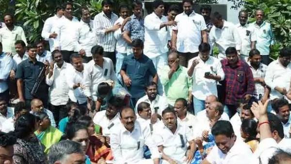 వినూత్న నిరసనలు