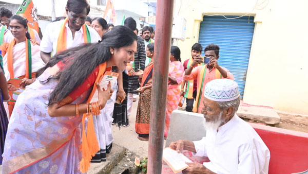 మంత్రి కేటీఆర్ ను టార్గెట్ చేసిన కోమటిరెడ్డి రాజగోపాల్ రెడ్డి సతీమణి లక్ష్మి