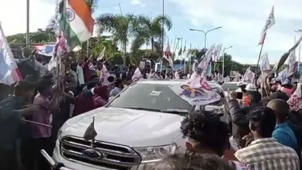 Vizag tensions: CM Jagan vs Pawan Kalyan,Who claims the upperhand amid the political war Vizag tensions: CM Jagan vs Pawan Kalyan,Who claims the upperhand amid the political war