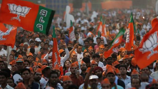  రాజకీయ నాయకుల ప్రేమకు షాక్ అవుతున్న మునుగోడు నియోజకవర్గ ప్రజలు