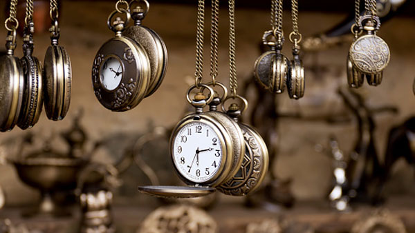 నిద్ర లేచిన వెంటనే పాడైపోయిన గడియారాలు చూస్తున్నారా? అయితే చెడు కాలం