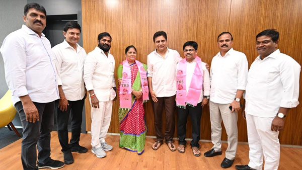 కాంగ్రెస్ కు షాక్ .. టీఆర్ఎస్ లో చేరిన పల్లె రవికుమార్ దంపతులు