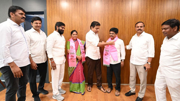 మంత్రి కేటీఆర్ సమక్షంలో టీఆర్ఎస్ లో చేరిన పల్లె రవికుమార్