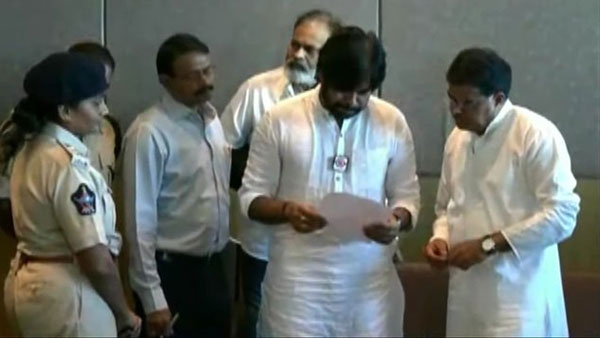 Police Issues notices to Pawan Kalyan and party leaders, asked to leave Vizag City by Evening Police Issues notices to Pawan Kalyan and party leaders, asked to leave Vizag City by Evening