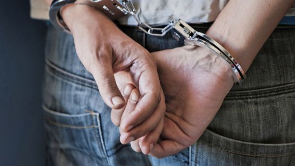  మొబైల్ షోరూమ్ లో చోరీ