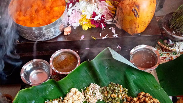 ప్రసాదాన్ని స్వయంగా తీసుకోవాలి, అలాగే 10మందికి పంచాలి