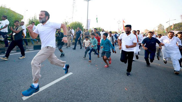 Viral Video: Watch how TPCC chief Revanth Reddy was made run by Congress MP Rahul Gandhi in jodo yatra Viral Video: Watch how TPCC chief Revanth Reddy was made run by Congress MP Rahul Gandhi in jodo yatra