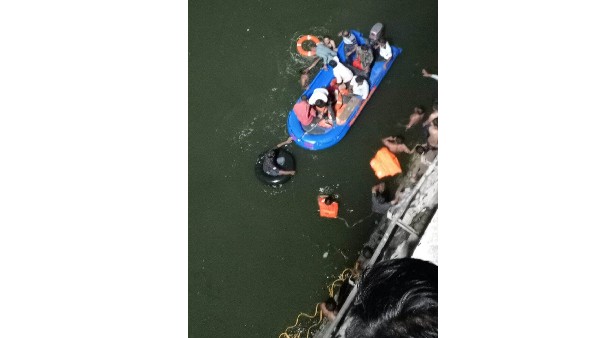 కేబుల్ బ్రిడ్జి కూలిన ఘటనలో 134కి చేరిన మృతుల సంఖ్య