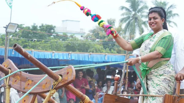 ఎడ్ల బండి తోలుతూ మంత్రి రోజా సందడి ఎడ్ల బండి తోలుతూ మంత్రి రోజా సందడి