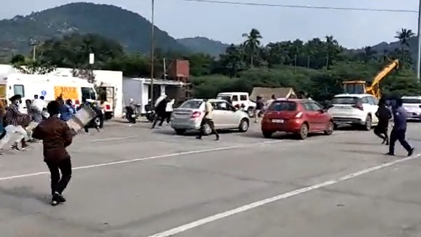 Clash Between Tamilnadu lawu students and vadamala pet Toll staff in Tirupaty dist Clash Between Tamilnadu lawu students and vadamala pet Toll staff in Tirupaty dist