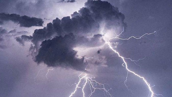 పార్టీ చేసుకుంటున్న స్నేహితులపై పిడుగు పార్టీ చేసుకుంటున్న స్నేహితులపై పిడుగు