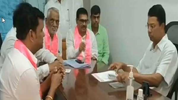 కోమటిరెడ్డిని డిస్‌క్వాలిఫై చేయాలని టీఆర్ఎస్ నేతల ఫిర్యాదు