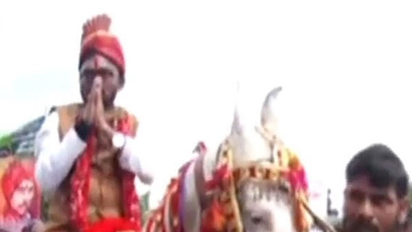 గుర్రంపై వచ్చి నామినేషన్ దాఖలు చేసిన వైద్యుడు గుర్రంపై వచ్చి నామినేషన్ దాఖలు చేసిన వైద్యుడు