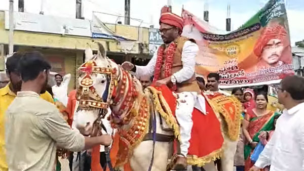 మునుగోడులో నామినేషన్లలో ప్రధాన ఆకర్షణగా నిలిచిన వీరభోగ వసంతరాయలు మునుగోడులో నామినేషన్లలో ప్రధాన ఆకర్షణగా నిలిచిన వీరభోగ వసంతరాయలు