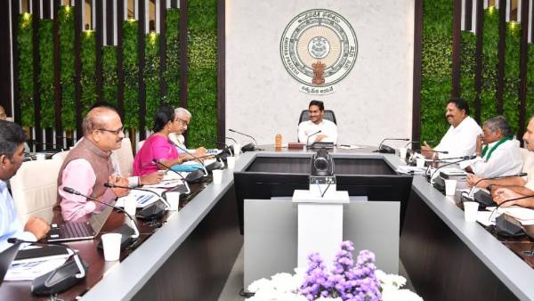  రైతుల ఫిర్యాదులపై జగన్