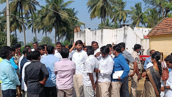 గట్టిగా కొడతామంటూ..