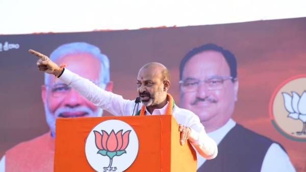 బండి సంజయ్ పాదయాత్ర సమయంలోనూ దాడి.. ఉద్రిక్తత 