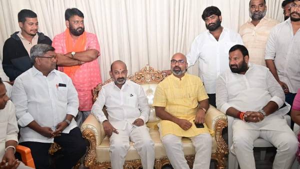 కేసీఆర్ సొంత బిడ్డను పావుగా వాడుకుంటున్నారన్న బండి