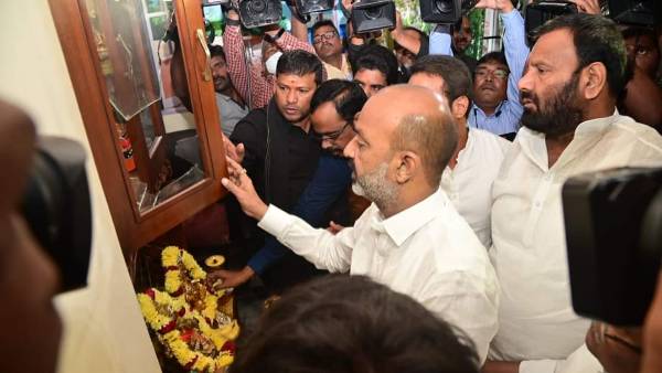 విమర్శిస్తే దాడులు చేస్తారా?: బండి సంజయ్