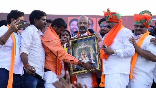 ఐదు లక్షల కోట్లు ఏం చేశారంటూ కేసీఆర్పై బండి సంజయ్ ఐదు లక్షల కోట్లు ఏం చేశారంటూ కేసీఆర్పై బండి సంజయ్