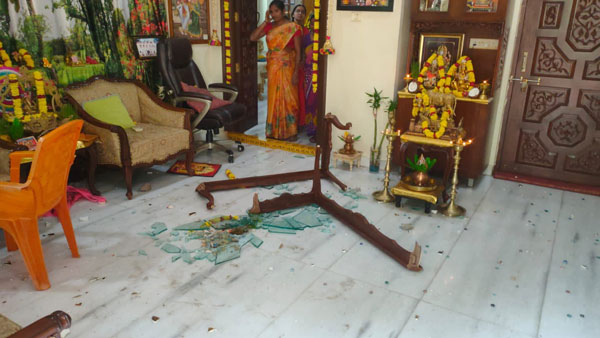 అరవింద్ ఇంటి ముందు తగినంత పోలీసులు లేకనే దాడి అరవింద్ ఇంటి ముందు తగినంత పోలీసులు లేకనే దాడి