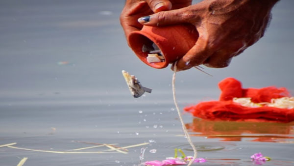 కాటికాపరి భార్య ఆస్థికలను భద్రం చెయ్యమని చెప్పినా చెయ్యలేదని ఫిర్యాదు కాటికాపరి భార్య ఆస్థికలను భద్రం చెయ్యమని చెప్పినా చెయ్యలేదని ఫిర్యాదు