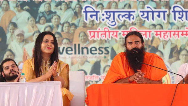 మహిళల యోగ శిక్షణా కార్యక్రమంలో పాల్గొన్న రాందేవ్ బాబా