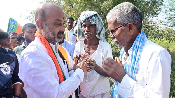 గుండేగాం గ్రామ ప్రజలతో బండి సంజయ్ రచ్చబండ గుండేగాం గ్రామ ప్రజలతో బండి సంజయ్ రచ్చబండ