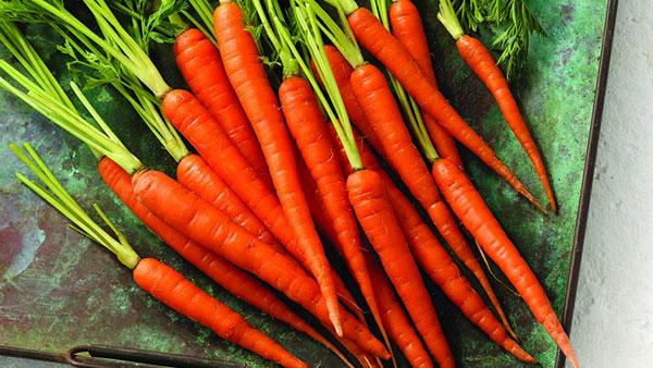 కళ్ళ ఆరోగ్యం కోసం క్యారెట్ తిన్నా, క్యారెట్ జ్యూస్ తాగినా మేలు