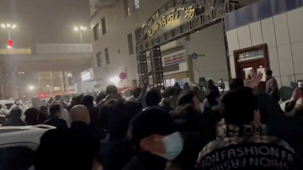 భగ్గమంటోన్న ప్రజలు.. భగ్గమంటోన్న ప్రజలు..