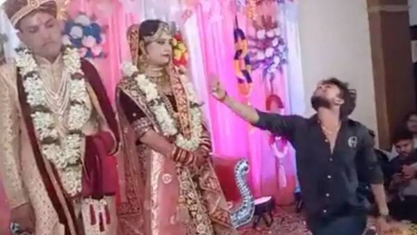 పెళ్లి కుమారుడు, పెళ్లి కొడుకు మధ్యలో.. పెళ్లి కుమారుడు, పెళ్లి కొడుకు మధ్యలో..