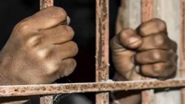 జైలుకు వెళ్లిన స్వామీజీ జైలుకు వెళ్లిన స్వామీజీ